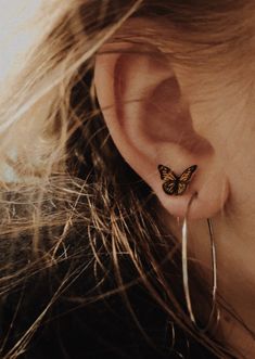 Cute Ear Piercings, Body Chains, Diy Schmuck, Jewelry Inspo, A Butterfly, Tragus, Ear Jewelry, Piercing Jewelry, Cute Jewelry