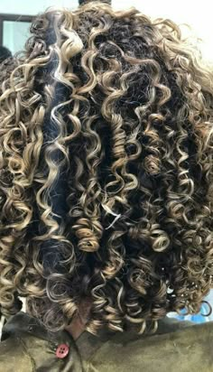 Hilight Curly Hair, Chunky Blonde Highlights On Curly Hair, Black Hair With Highlights Curly, Blonde Streaks Curly Hair, Chunky Blonde Highlights Curly Hair, Skunk Highlights Curly Hair, Black And Blonde Curly Hair, Highlighted Curls, Skunk Hair Curly