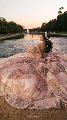 Rose Gold Quinceanera Dresses, Pink Quinceanera Dress, Quinceañera Photoshoot Ideas, Quince Pictures, Rose Gold Quinceanera, Xv Dresses, Pink Quinceanera, Quinceanera Pink, Quinceanera Dresses Gold