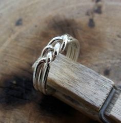 A most beautiful delicate ring, made of three wires and braided in the front. A timeless ring. A perfect wedding band that makes a great anniversary gift.You can order it in Sterling silver or 14karat gold. Here is the link for the male version:https://www.etsy.com/il-en/listing/182853264/men-silver-ring-male-silver-ring-mens?ref=shop_home_active_4 Infinity Wedding Ring Set, Wedding Band Silver, Minimalist Silver Ring, Family Rings, Timeless Ring, Nice Jewelry, Minimalist Accessories, Braided Ring, Ring Wedding Band