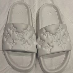 Brand New Never Worn 1000% Authentic Louis Vuitton White Waterfront Mule Sandals Slides. Size 12 Louis Vuitton Fluffy Slides, Louis Viouton Slippers, White Luxury Slides, Luxury White Slides, Louis Vuitton Shoes Slides, Lv Slides Outfit, Lv Slides, Louis Vuitton Slides, Louis Vuitton Flats