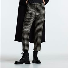 Structured High Waisted Cropped Pants With Front Welt Pockets. Relaxed Fit. Medium Weight Tweed Fabric. Black And White Color With Hints Of Green. Dimensional From Afar! High Waisted Cropped Pants, Textured Pants, Zara Trousers, Tweed Trousers, Printed Flare Pants, Slacks Trousers, Zara Jumpsuit, Green Trousers, Jumpsuit Trousers