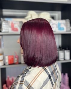 Plum spice 🖤 by one of our Educators Lauren @laurenth0mpsonhair Colour change, using igora royal 9-98 and 6% -1 #jakatansalon #warringtonsalon #warringtonhairstylist #hairstylist #colourexpert #hairartists #modernsalon #plumhair #plumbob Short Burgundy Hair, Red Hair Outfits, Dark Black Hair, Color Bob, Red Hair Looks, Plum Hair, Cherry Hair, Dyed Natural Hair, Gray Hair Highlights