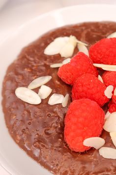 Bring your morning porridge to a new level with this chocolate porridge topped with raspberries and sliced almonds. Chocolate porridge is a way to introduce kids to healthy oats breakfasts. click the link for easy to follow recipe instructions Healthy Oats Breakfast, Almonds Chocolate, Healthy Oats, Healthy Dark Chocolate, Cooked Breakfast