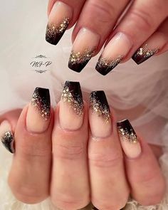 New Year’s Eve Gel Manicure, Award Ceremony Nails, Black And Gold French Tip Nails Square, Black And Gold French Manicure, New Years Nails Black Gold, New Years Eve Nails Black And Silver, Classy New Years Nails Square, Black And Gold Sns Nails, Black And Gold Sparkly Nails