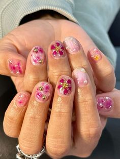 Cute 1 Color Nails, Cool Short Nails Summer, Gel Mani Designs, Nail Designs Natural Nails Short, Gel Nails Summer 2024, Nail Art On Short Natural Nails, Short Nail Art Summer, Shorter Nail Designs, Short Blooming Gel Nails