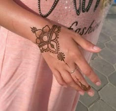 heena mehandi Henna Design Beginner, Mendhi Tattoo Design, Simple Easy Henna Designs, Henna Designs Simple Easy, Henna Tattoo Arm, Henna Designs Hand Simple, Henna Motive, Simple Hand Henna, Hanna Tattoo