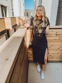 Mid Length Skirt Outfit Casual, Black Skirt Outfit Spring Casual, Cute Outfits With Midi Skirts, Spring Black Skirt Outfits, Fall Midi Skirts, Dark Midi Skirt Outfit, Tshirt With Midi Skirt, Midi T Shirt Dress Outfit, Black Wrap Skirt Outfit Summer