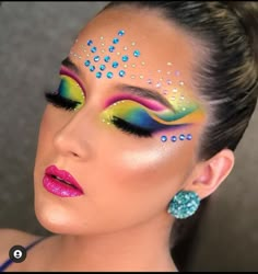 Analogous Eye Makeup, Mardi Gras Make Up, Make Up Carnaval, Carnival Makeup Ideas, Colorful Cut Crease, Carnaval Makeup, Makeup Carnaval, Carnaval Make-up, Disney Eye Makeup