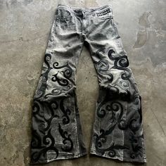 Custom item made by ins : tiger_vnd Cybersigilism Design, Alt Fashion Men, Clothes Paint, Diy Y2k, Custom Jeans Diy, Masc Fashion, Kitty Clothes, Custom Jeans, Baggy Clothes