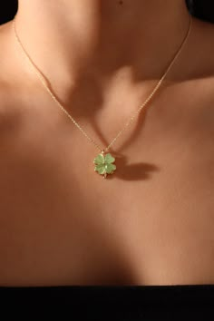 18K Real Gold Plated Spinning Jade Clover Necklace – Cutethingscommin Jade Jewelry Necklace, Green Nature Wallpaper, Boho Jewelry Diy, Aesthetic Jewellery, Pearls And Lace, Dainty Jewellery, Necklace Aesthetic, Clover Jewelry, Jewelry Photography Styling