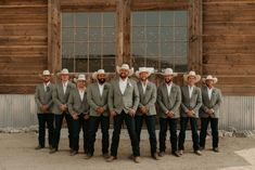 Casamento country: guia completo para organizar o seu! Jade And Tori, Country Wedding Groomsmen, Sept Wedding, Country Wedding Photos, Barn Wedding Photos, Country Theme Wedding, Groom And Groomsmen Attire, Ceremony Signs, Country Theme