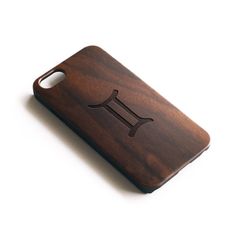 a wooden phone case with the letter i on it's back and an image of a