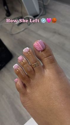 𝙄𝙎𝙔 𝙉𝙖𝙞𝙡 𝙎𝙩𝙪𝙙𝙞𝙤 🧸 on Instagram: "I’ve been having fun with freestyles on toes 🥹😍. I love adding toe rings ♡ ♡ ♡ (@indiastyledyou) ———————————————— #baltimoremaryland #dmvnailtech #explorepage #ilovenails #blacknailtech #famousnails #nailsoftheday #instagram #shaderoom #viralnails #prettynails #acrylictoes #creative #nails #indiastyledyou" Christmas Manicure And Pedicure, Acrylic Toes Christmas, Pink Christmas Toe Nails, Matching Nails And Toes Winter, Christmas Acrylic Toes, Toenail Designs Winter, Xmas Toe Nail Designs, Christmas Toenails Pedicures, Christmas Toes Nails Designs