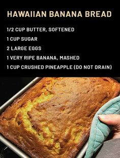 the recipe for hawaiian banana bread is shown in two different languages and includes instructions on how to make it