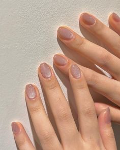 Spring short nails are simple and elegant. They are easy to make and maintain. Short nails are not as gorgeous and show off your personality as long Simple Gel Nails, Minimal Nails, Pretty Gel Nails, Cute Gel Nails, Nail Swag