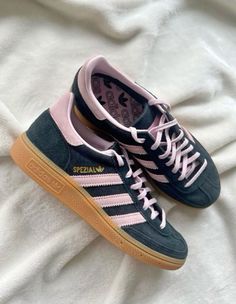 Adidas Spezials, Samba Shoes, Pretty Sneakers, Trendy Shoes Sneakers, Pretty Shoes Sneakers, Adidas Shoes Women