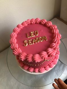 Torta rosa de buttercream Leo Season Cake, Leo Cake, Leo Szn, 15th Birthday Cakes, Cake For Boyfriend, Cake Decorating Icing, Bday Party Theme, Leo Season