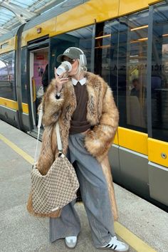 Long Fur Coat Outfit, Brown Fur Coat Outfit, Fur Coat Aesthetic, Fur Coat Street Style, Fur Coat Outfits, Mode Au Ski, Faux Fur Coats Outfit, Fur Jacket Outfit, Brown Fur Coat