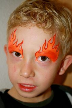 Pour des flammes sur les sourcils, dessiner le contour dans un orange foncé et remplir l'ensemble dans un dégradé de couleurs, la plus foncée près des yeux. Easy Halloween Face Painting, Bodysuit Tattoos, Face Painting For Boys, Face Paint Ideas, Jan Van Eyck