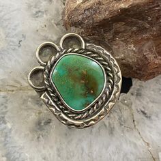 Native American Silver Green Turquoise Set In A Smooth Bezel Surrounded By Thick Twisted Rope And Stamped Outline. Ring For Women Size 7 1/2 Length 1" Weighs 7.8 Grams ** Item Tested As Silver ** (Vprn78ge87) Vintage Native American Jewelry, Vert Turquoise, American Indian Jewelry, Native American Indians, Green Turquoise, American Indian, Native American Jewelry, Ring Size 7, Turquoise Sterling Silver