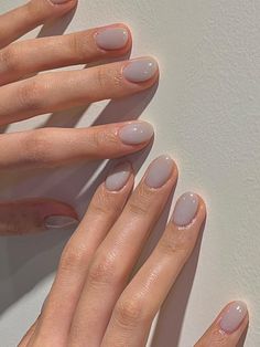 light gray short jelly nails Grey Gel Nails, Taupe Nails, Summer Nail Colors, April Nails, Milky Nails, Light Nails, Subtle Nails, Minimal Nails, Gray Nails