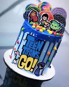 there is a cake that has been decorated with cartoon characters on the top and it says teen titans go