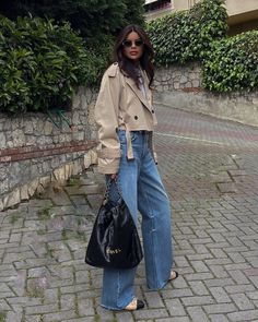 khaki mini trench jacket coat for women London Street Style 2023 Spring, Spring Outfits 2024 Cold Weather, Vogue Street Style 2023, Paris Street Style Fall 2023, London Street Style Fall 2023, Paris Street Fashion 2023, Street Style Paris 2023, Autumn Street Style 2023, Denim Street Style 2023