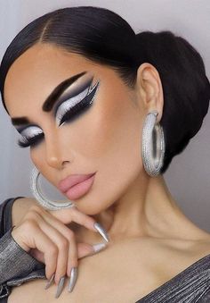 Black And Silver Make Up Looks, Silver Makeup On Black Women, Glam Look Eye Makeup, Creative Glam Makeup, Silver Graphic Makeup, Silver Drag Makeup, Advanced Makeup Looks, Black Make Up Look, Makeup Look Ideas Creative