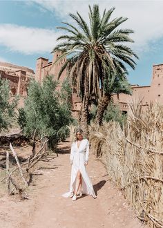 Curly Hair Layers, Desert Fashion Shoot, Extensions Curly Hair, Artsy Pics, Layered Curly Hair