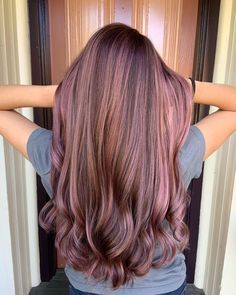 Hair Dye Streaks, Brown And Pink Hair, Rose Gold Hair Brunette, Pink Hair Highlights, Hair With Highlights, Black Hair With Highlights, Hair Color Pink, Balayage Brunette