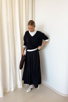 Balloon Fit Midi Skirt Balloon Skirt Outfit 2024, Flowy Black Skirt Outfit, Black Midi Skirt Outfit, Long Black Skirt Outfit, Midi Rock Outfit, Blue Skirt Outfits, Skirt Outfit Casual, Mum Style, Claire Rose