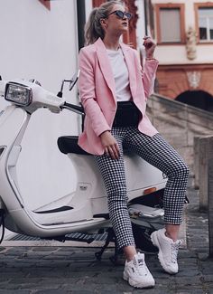 7 Outfits chic para ponerte tenis los 7 días de la semana Pink Classy Outfits, Pink Casual Outfit, Pink Sneakers Outfit, Fila Outfit, Jogger Outfit, Jogging Outfit, Checkered Pants, Sneakers Fashion Outfits, Outfit Chic