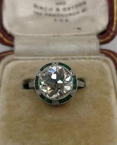 Diamond And Emerald Ring, Bijoux Art Deco, Deco Jewelry, Bling Rings, Art Deco Diamond, Antique Diamond, Platinum Ring, Pretty Rings, Art Deco Ring