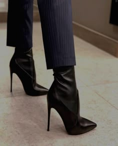 Dr Shoes, Shoes Heels Classy, Heels Classy, Aesthetic Shoes, Shoe Inspo, Carrie Bradshaw, Pretty Shoes, Dream Shoes, Sneaker Heels