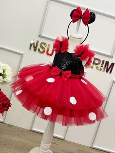 Wir stellen vor: das Rote Minnie Maus Kostüm: Ein funkelndes Kleid für besondere Anlässe! Rotes Minnie Maus Kleid. Baby-Mädchen Kleid. Minnie-Maus-Geburtstagskleid.Ziehen Sie Ihre Kleinen in diesem schillernden Roten Minnie-Maus-Kostüm an, ein perfektes Outfit für besondere Anlässe. Das Kostüm besteht aus einem roten Oberteil mit glänzendem Paillettenstoff, einer Schleife an der Taille, Tüll und kleinen Schleifen an den Schultern sowie einem Rock mit weißen Punkten. Lassen Sie mich Sie in diesem Minnie Mouse Birthday Dress, Minnie Mouse Dress Baby, Word English, Sparkling Dress, Minnie Mouse Costume, Minnie Mouse Theme, Mouse Costume, Mouse Dress, Dress Baby Girl