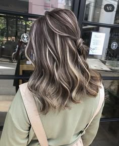 Brown Hair With Lowlights, Underlights Hair, Hair With Lowlights, Hair Color Underneath, Ash Hair Color, Brown Hair Inspo, Brunette Hair With Highlights, Chocolate Brown Hair, Hair Streaks