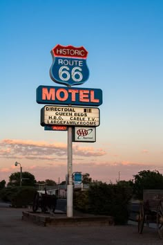 an old fashioned motel sign in front of a blue sky