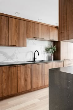 modern kitchen in walnut with dark grey quartz countertops, large marble look tile backsplash, black hardware and handles, grain match walnut, vertical grain, galley kitchen Scale Tile Backsplash, Large Scale Tile, Walnut Cabinets Kitchen, Kitchen Natural Wood, Modern Kitchen Cabinet Design Ideas, Black Kitchen Handles, Scale Tile