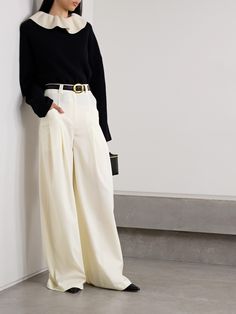 Altuzarra’s ‘Zanni’ pants are defined by their voluminous, wide-leg silhouette. Tailored from a wool-blend in an ivory shade, they have low side pockets and pleats along the front. Wear yours with a tucked-in top. Floral Dresses Short, Fantasy Gowns, Swimsuit Dress, Wool Pants, Winter Fashion Outfits, Wide Leg Trousers, Business Fashion, Work Fashion, Denim Fashion