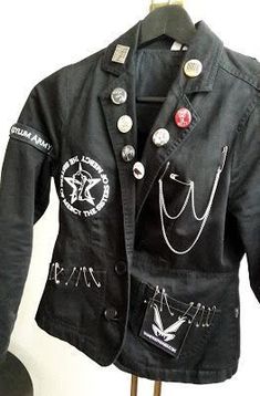 Punk Blazer Diy, Old School Goth, Goth Blazer, Punk Blazer, Gothic 80s, Goth Trad, Diy Goth Clothes, Goth 80s