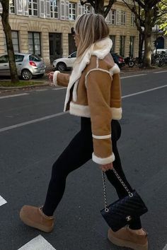 How To Wear Uggs, Mode Au Ski, Vinter Mode Outfits, Outfit With Uggs, Stile Blair Waldorf, Adrette Outfits, Mini Outfit, Thanksgiving Outfit Women, New York Outfits