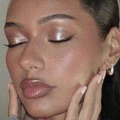 Gold Glowy Makeup Looks, Glowy Sparkly Makeup, Natural Shiny Makeup, Faerie Makeup Natural, Soft Princess Makeup, Glowy Prom Makeup, Heavy Blush Makeup, Pearl Makeup Look, Barbiecore Makeup