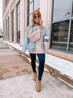 Outdoor Outfits For Women Winter, Shaket Outfits For Women Fall, Espresso Leggings Outfit, Cute Colorado Outfits, Beige Shaket Outfits, New Mom Outfits Winter, Cold Amusement Park Outfit, 2023 Outfits Winter, Sweatshirt And Jeans Outfit Winter