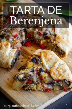 a close up of a pizza on a cutting board with the words tartade berenjea