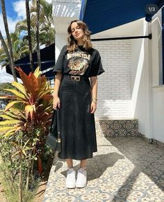 Everyday Work Outfits Casual, Black Linen Midi Skirt Outfit, Afternoon Outfit Casual, Amsterdam Street Style 2024, T Shirt Long Skirt Outfit, Creative Style Outfits Inspiration, How To Wear Midi Skirt, Boho Look Outfit, High Contrast Outfits