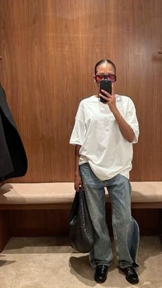 Oversized Shirt With Belt Outfit, Jean And Tshirt Outfits, White Tshirt Outfit Casual, Oversized White Tshirt Outfit, 2025 Spring Fashion Trend, Longsleeves Outfit, Oversized Tshirt Outfit, White Tshirt Outfit, Oversize Tshirt Outfits