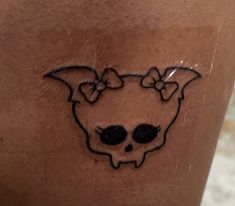 a skull with a bow on it's head is seen in this tattoo design