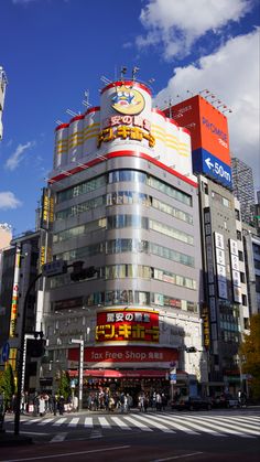 a large building in the middle of a city