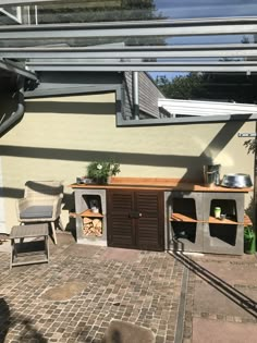 an outdoor kitchen is built into the side of a house